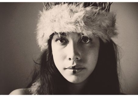 戴着模糊头带的女人的照片