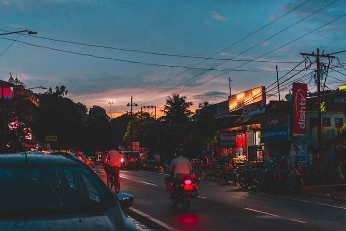 夜间在路上骑摩托车的人