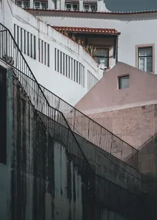 白色油漆建筑旁边的黑色金属栏杆