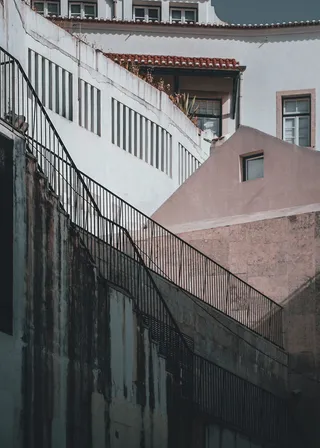 白色油漆建筑旁边的黑色金属栏杆