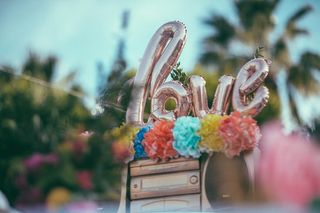 微距摄影中立体顶部的银色爱情气球