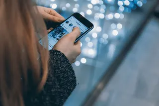 年轻女孩使用智能手机和Instagram应用程序