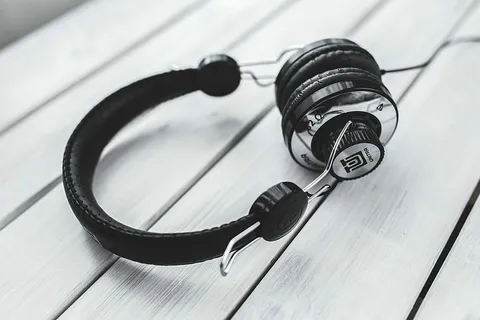 黑色智能手机和各种耳机