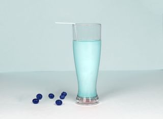 白色背景下的一杯牛奶