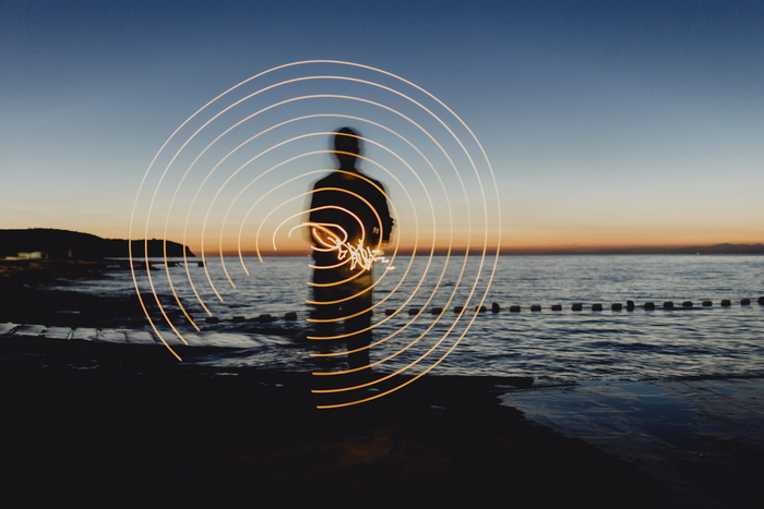 人在海附近的剪影