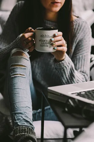 在杯子里喝酒的女孩