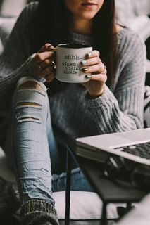 在杯子里喝酒的女孩 在杯子里喝酒的女孩