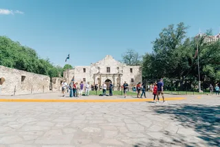 白天在白色混凝土建筑中的人们