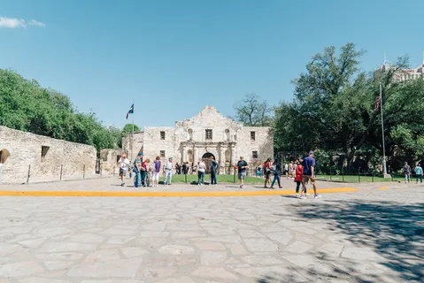 白天在白色混凝土建筑中的人们 白天在白色混凝土建筑中的人们