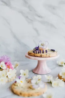 派上的花，饼干，蛋糕，盘子，花，装饰，糖果