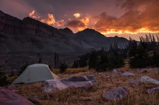白色圆顶帐篷，露营，帐篷，高山，日落，露营，探险，徒步旅行