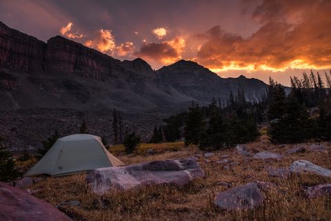 白色圆顶帐篷,露营,帐篷,高山,日落,露营,探险,徒步旅行 白色圆顶帐篷,露营,帐篷,高山,日落,露营,探险,徒步旅行