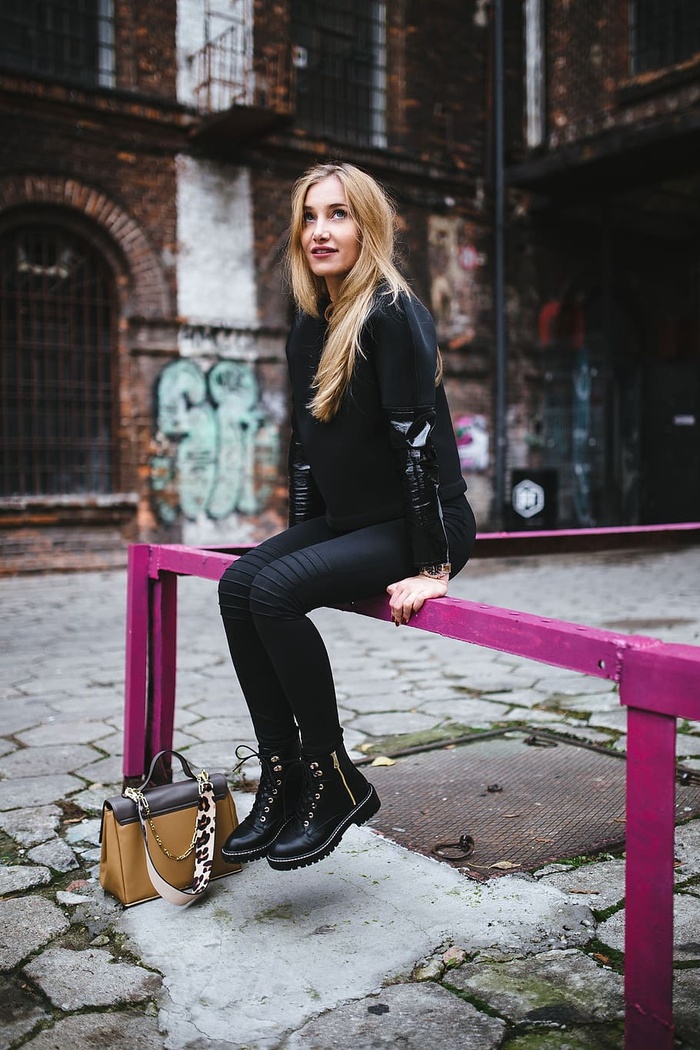 街上年轻女子的画像