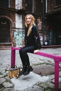 街上年轻女子的画像