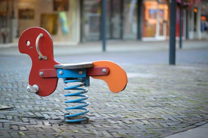 跷跷板、单身、孩子、玩耍、操场、孩子、父母、童年