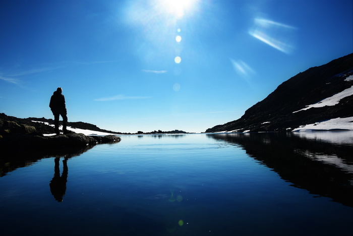 山湖，人，徒步旅行者，高地，风景，阳光，剪影，倒影