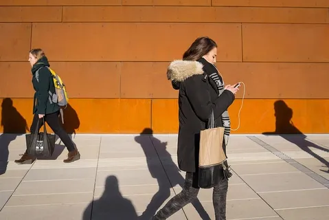 奥地利维也纳一名年轻女子使用iPhone手机的街景照片 奥地利维也纳一名年轻女子使用iPhone手机的街景照片