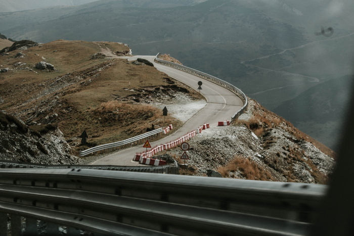 空旷蜿蜒的道路