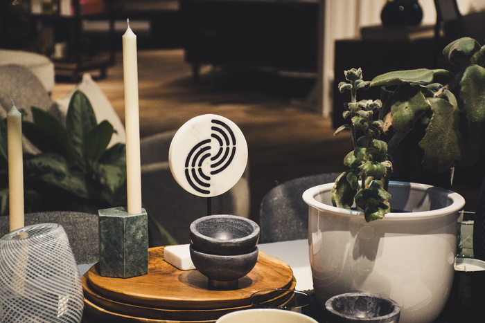 白烛旁白盆绿叶植物