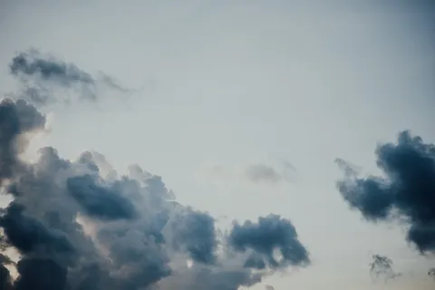 蓝天下的白云和乌云