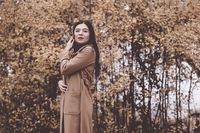 站在棕色树旁的女人