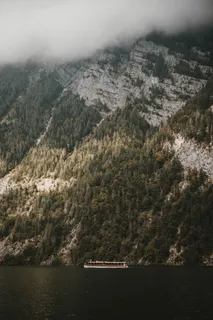 山边白船 山边白船