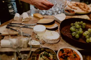 奶酪、白葡萄酒和葡萄