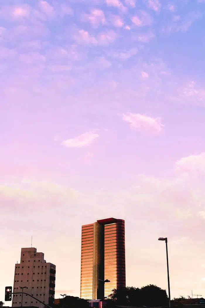天空下的建筑照片
