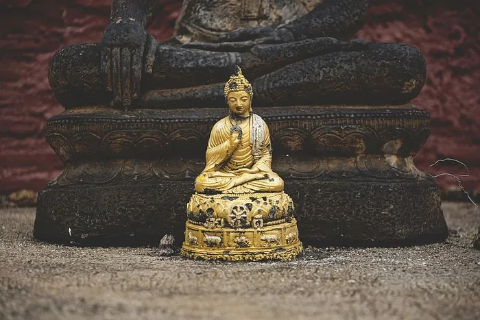 然而，物品、物品、雕像、佛像、黄金、微型画、木材