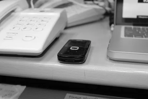 选择性，照片，烛台电话，电话，笔记本电脑，桌子，办公室，桌子