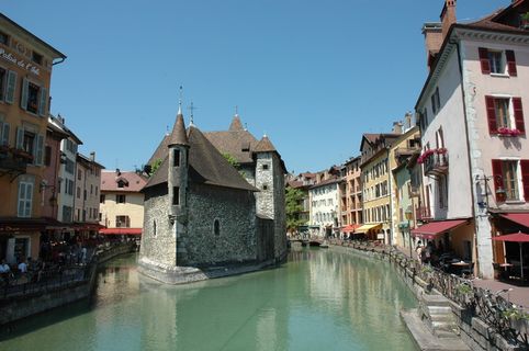 法国安纳西,2015年夏天,建筑,建筑结构,建筑,水,建筑外观 法国安纳西,2015年夏天,建筑,建筑结构,建筑,水,建筑外观