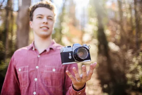 白天手持黑白相机的男子
