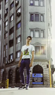 站在建筑物附近的男子