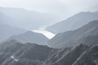 照片，身体，水，山，雾，白天，灰色，山