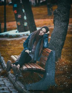 坐在棕色长凳上的女人