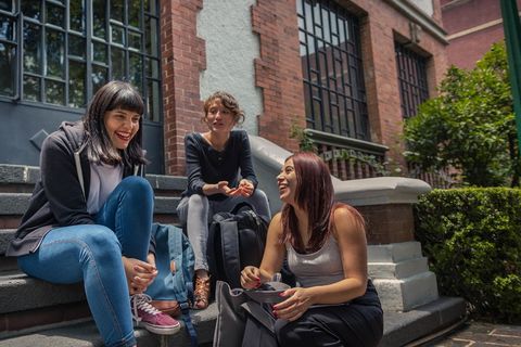 寒冷，闲逛，外出，友谊，一群人，坐着，微笑，幸福