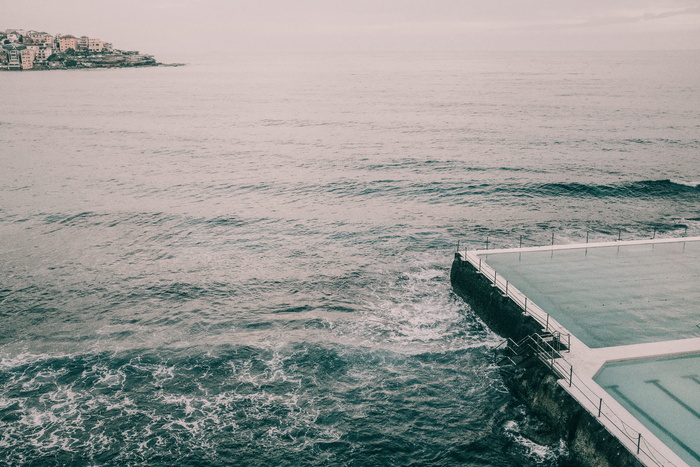 海浪冲击巨石