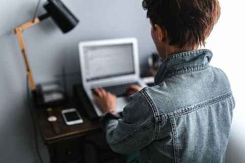 在笔记本电脑上工作的女人