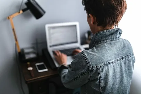 在笔记本电脑上工作的女人