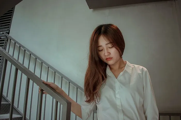 举着扶手的女人的照片