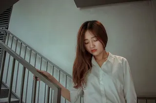 举着扶手的女人的照片