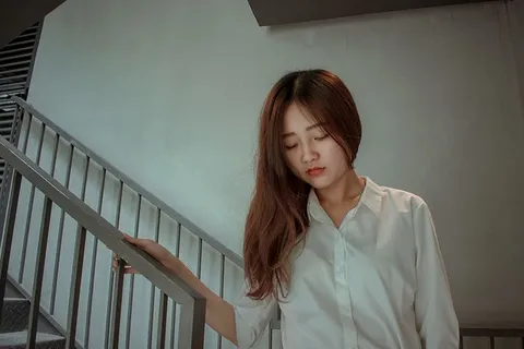 举着扶手的女人的照片 举着扶手的女人的照片