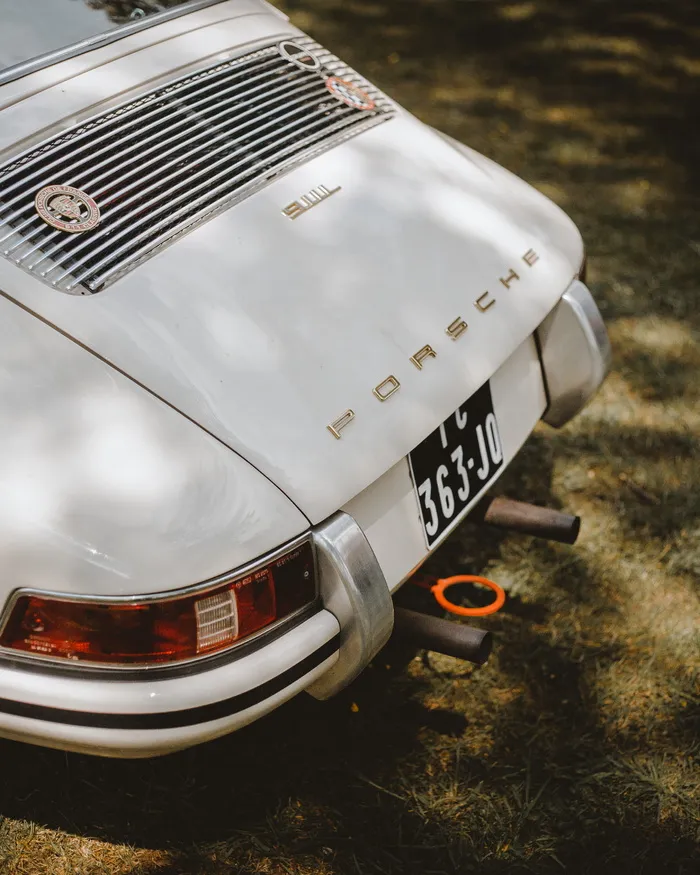 白色保时捷车辆