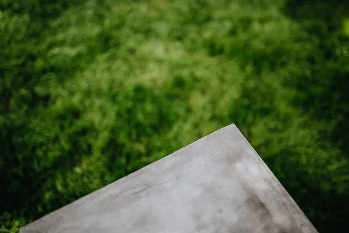 草、混凝土、运动鞋