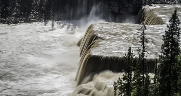 路易丝瀑布近景