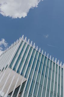 现代白色建筑，建筑师艾利斯·马泰乌斯的EDP总部，葡萄牙里斯本