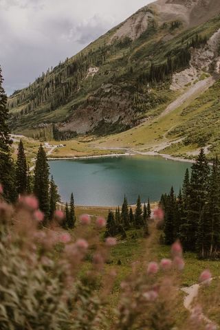 云层下山脉附近的湖泊