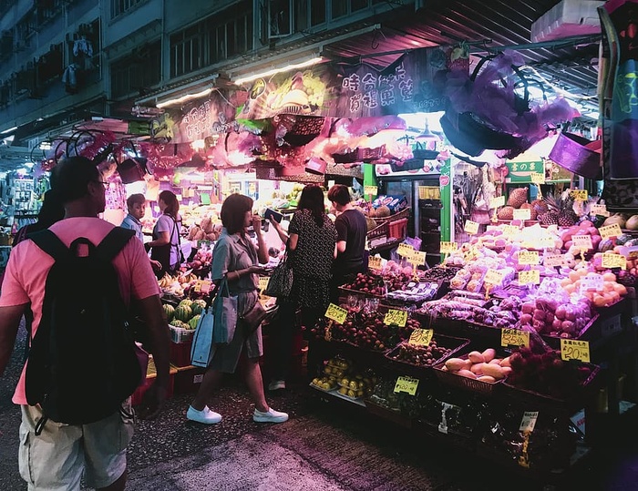 人们在夜间站在市场上