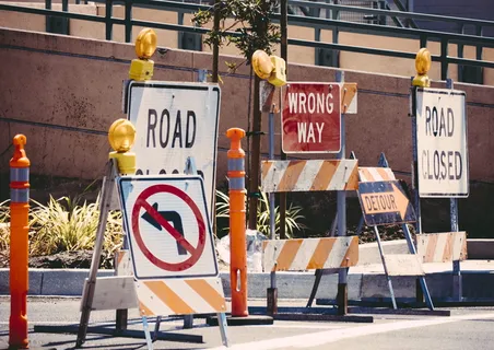 白天道路上的各色标牌 白天道路上的各色标牌