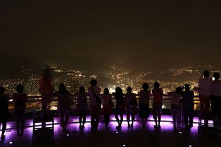 人，站立，倾斜，栏杆，俯瞰，城市，灯光，夜间